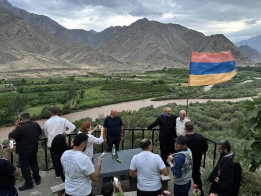 Ու՞մ տանն է հյուրընկալվել Բագրատ Սրբազանը․ Հրապարակ
