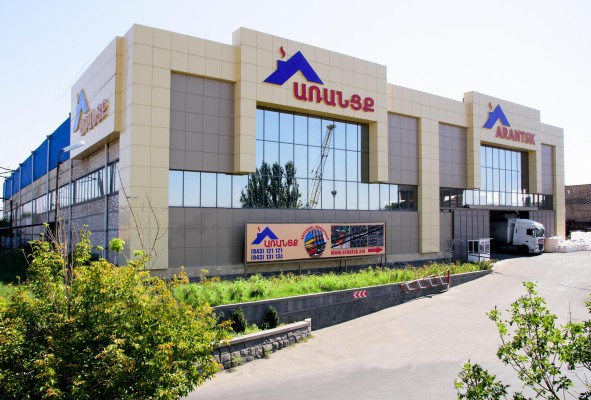 Ում միջոցներով և ինչ գործընթացի շրջանակում է Առուշ Առուշանյանի հորը պատկանող «Առանցք» ՍՊԸ-ն ձեռք բերել 156 մլն դրամ արժողությամբ «գոլդ» համարանիշը․ Ժողովուրդ