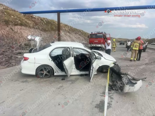 Արագածոտնում Toyota Corolla-ն բախվել է բետոնե արգելապատնեշներին. 3 վիրավորները պայմանագրային զինծառայողներ են. shamshyan.com