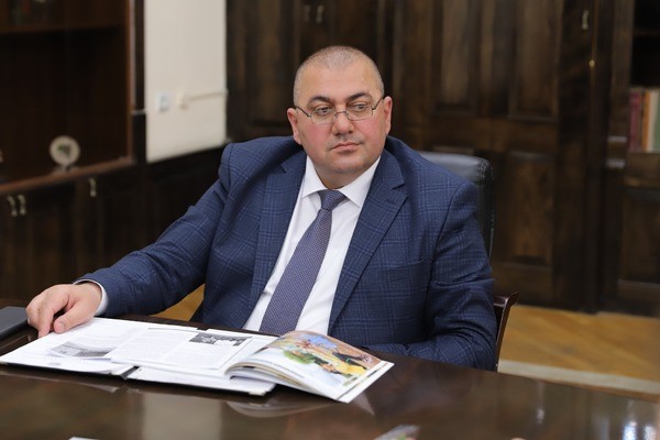 Մեր բացառիկ քաղաքը միշտ տարբերվել է թասիբով ու հումորով. Շիրակի մարզպետի ուղերձը