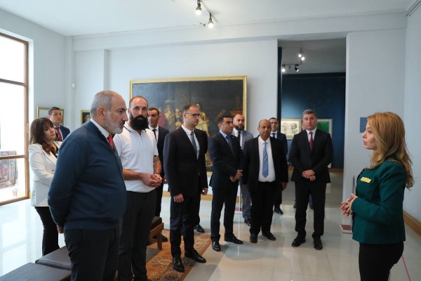 Թանգարանային գործը մնում է մութ անտառ․ Նիկոլ Փաշինյանն այցելել է թանգարան
