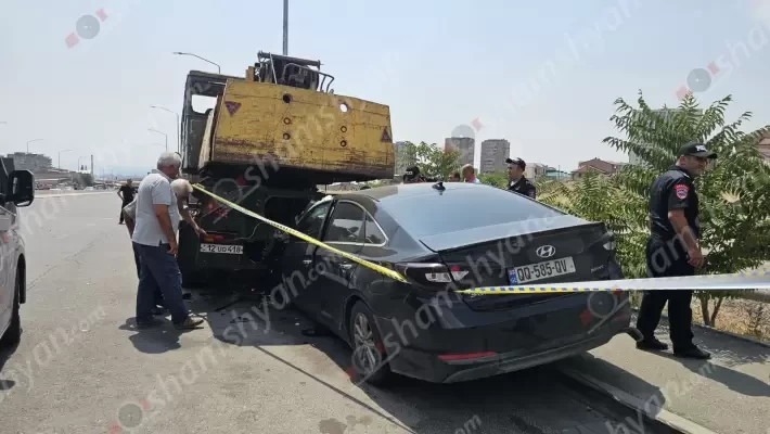 Երևանում Hyundai-ն մխրճվել է կայանված վերամբարձ կռունկի հետնամասում. բժիշկները տեղում արձանագրել են վարորդի մահը. shamshyan.com
