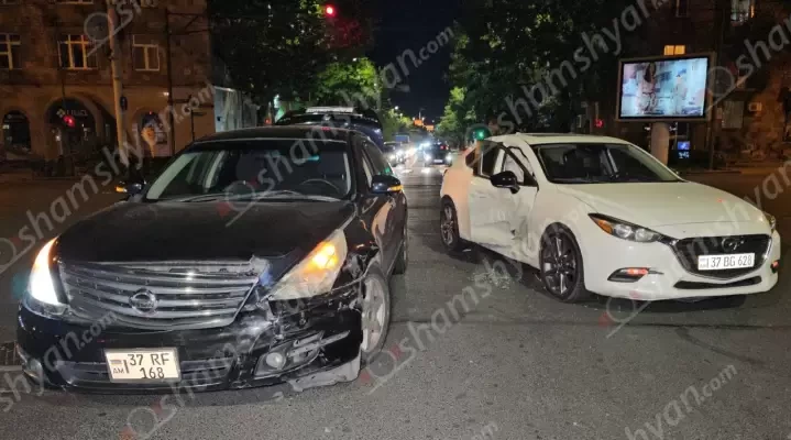 Ավտովթար՝ Երևանի կենտրոնում. բախվել են Mazda 3-ն ու Nissan-ը. shamshyan.com