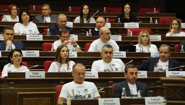 Ընդդիմադիր պատգամավորները «բարեկամ» չեն․ Հրապարակ