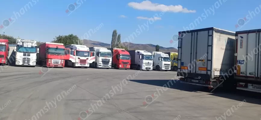 Բագրատաշենի անցակետի աշխատակիցների դանդաղ աշխատանքի հետևանքով կրկին բեռնատարների կուտակումներ են վրացական կողմում. shamshyan.com