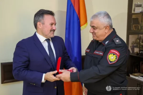 Ոստիկանության պետը պարգևատրել է ՀՀ-ում ԱՄՆ դեսպանատան ներկայացուցիչներին