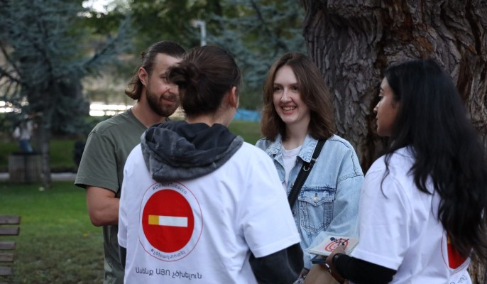 «Չրերն՝ ընդդեմ սիգարետի»․ ծխողներից վերցրել են ծխախոտն ու անուշեղեն բաժանել
