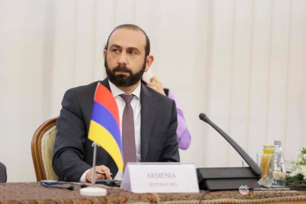Զանգեզուրի, թե Միջին միջանցք․ Հրապարակ