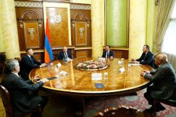 Ցերեկը վատաբանում են միմյանց, գիշերը համատեղ ծրագրեր կազմում