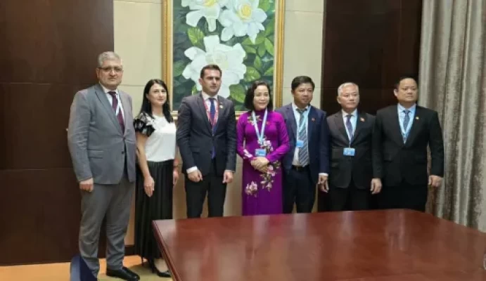 Հակոբ Արշակյանը հանդիպել է Վիետնամի Ազգային ժողովի փոխնախագահ Նգուեն Թի Թանի հետ