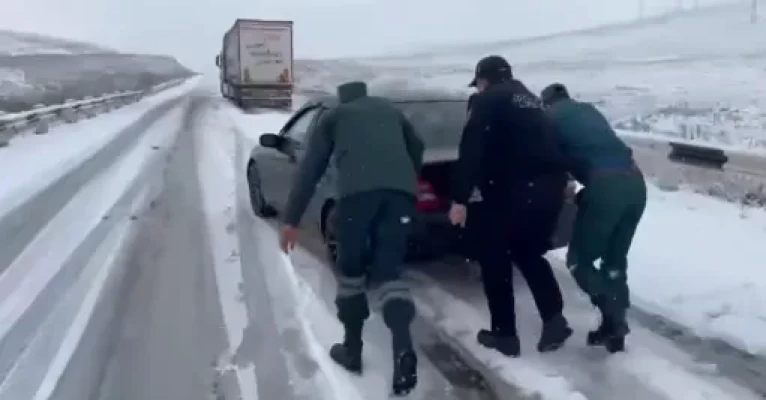 Փրկարարները և պարեկները արգելափակումից դուրս են բերել ավտոմեքենաները