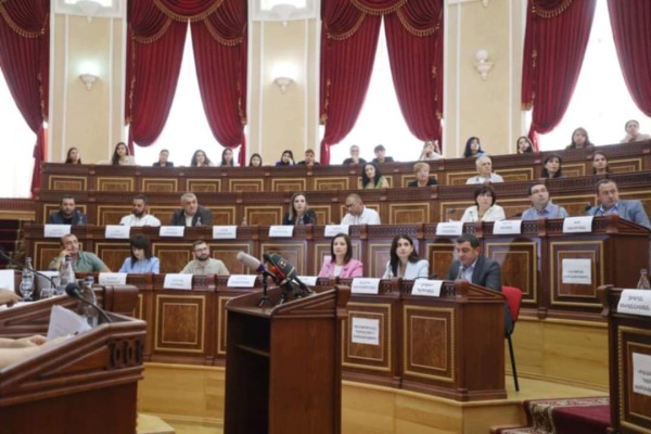 Գյումրիի ավագանու որոշ խմբակցություններ չեն խախտում խորհրդավոր լռությունը