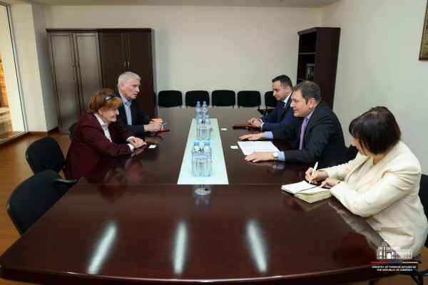 Քերոլայն Քոքսը հյուրընկալվել է ԱԳՆ-ում