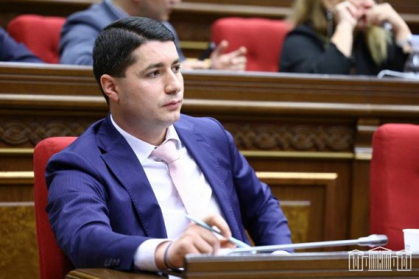 Երկու նախագիծ՝ Քյարամյանի թեմայով․ Հրապարակ