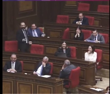 Անդարդ բրիգադը․ Հրապարակ