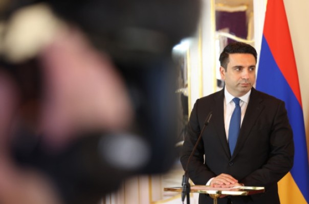 Ալեն Սիմոնյանը լրագրողներին հրավիրում է հանդիպման, բայց առանց տեսախցիկների