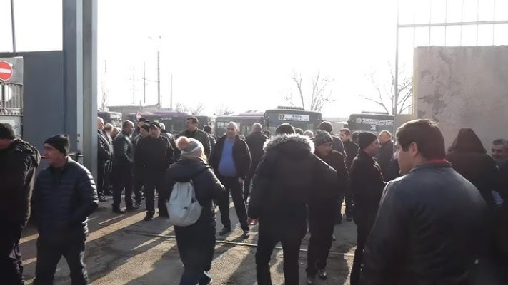 Հեռացված վարորդները 4 ժամ է՝ սպասում են. «Երևանի ավտոբուս» ՓԲԸ-ի տնօրինությունը դեռ չի ընդունել նրանց