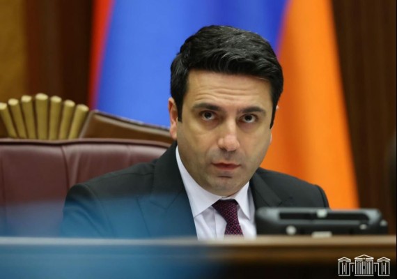 Ալեն Սիմոնյանն իր վարորդին օգնական-խորհրդական է դարձրել, կնոջ հետ ԱՄՆ ուղարկել. Ժողովուրդ