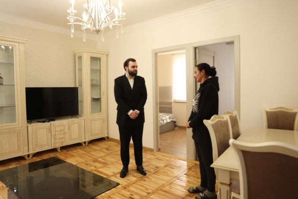 «Բադալյան եղբայրներ ընկերությունների» խումբը բնակարան է գնել Արցախից ընտանիքի համար (տեսանյութ)