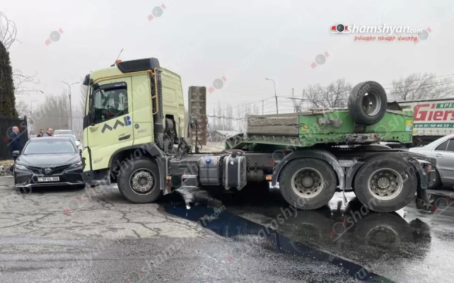Երևանում՝ «Գազպրոմ Արմենիա»-ի մոտ, բախվել են «Toyota»-ն, «Mercedes»-ը ու «Volvo Trailer»-ը. shamshyan.com