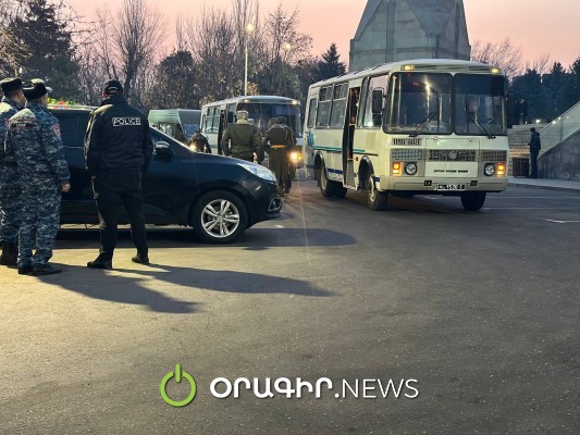 Մեծաթիվ ուժայինների, անվտանգության աշխատակիցների ուղեկցությամբ՝ քաղաքական էլիտան այցելել է  Եռաբլուր