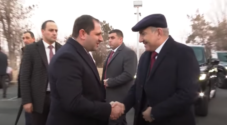 Ինչո՞ւ է Փաշինյանը ցուցադրաբար ծիծաղում Եռաբլուրում