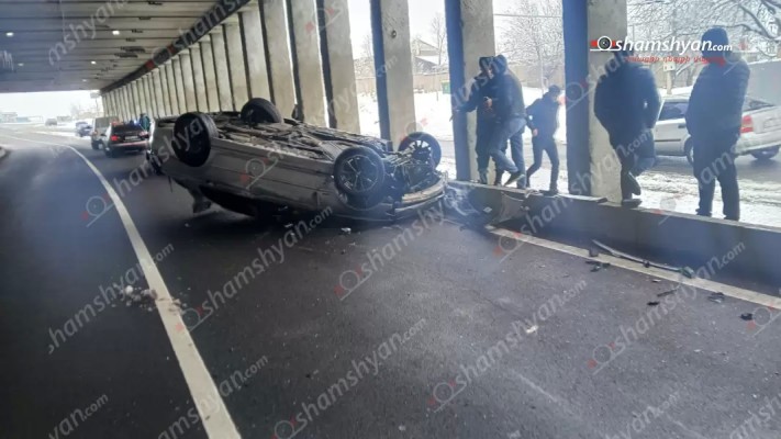 Արմավիր-Էջմիածին թունելում «BMW»-ն բախվել է բետոնե արգելապատնեշներին և գլխիվայր շրջվել․ shamshyan.com