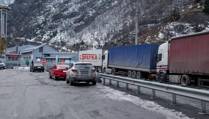 Լարսը փակ է բոլոր տեսակի տրանսպորտային միջոցների համար