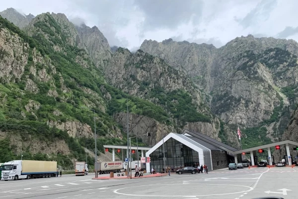 Լարսը բաց է բոլոր տեսակի տրանսպորտային միջոցների համար