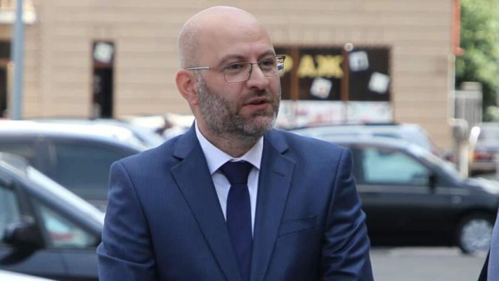 Ժամանակ չունեմ․ Գյումրիի ՔՊ-ական մարզպետը փախավ լրագրողներից