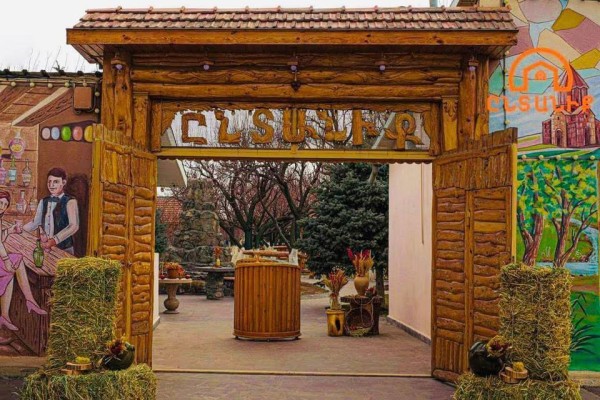 «Ընտանիք» ռեստորանում փորձաշրջան անցնող մատուցողը հյուրերի տոպրակներից ծրարներ է գողացել. shamshyan.com