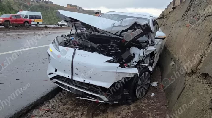 «Արծվի թևեր»-ի հարևանությամբ «Lexus»-ը հայտնվել է անձրևաջրերում, դուրս եկել հանդիպակաց և բախվել «BYD»-ին. կա վիրավոր. shamshyan.com
