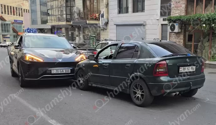 Արտակարգ դեպք՝ Երևանում. Opel-ի վարորդի ինքնազգացողության վատացել է, դուրս է եկել հանդիպակաց և բախվել Arcfox-ին. shamshyan.com