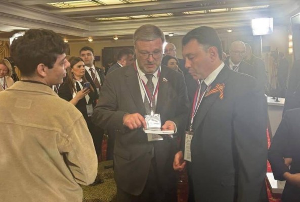 Հաղթանակը մերն է լինելու․ Շարմազանովը ՌԴ Դաշնության խորհրդի փոխնախագահին գիրք է նվիրել