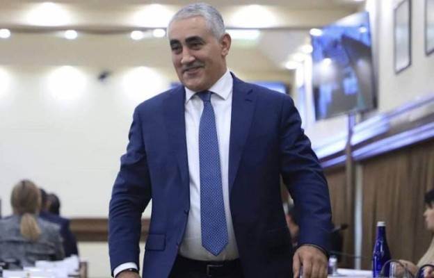 Մոտենում էին օրվա «հերոս» թաղապետին և ողջունում․ Հրապարակ