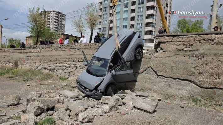 Երևանում «Volkswagen ID.4»-ը բախվել է կայանված «BMW»-ին, կոտրել քարե պարիսպն ու մասամբ կախվել. shamshyan.com