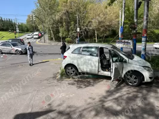 Ավտովթար՝ Երևանում. բախվել են 2 Mercedes-ներ, որոնցից մեկն էլ բախվել է երկաթե սյանը. shamshyan.com