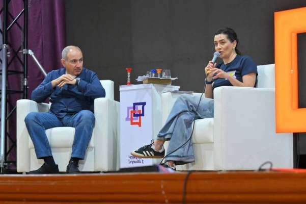 Գնում են հանդիպման, իսկ «պատերի տակ» թունդ քննադատում. Փաստ