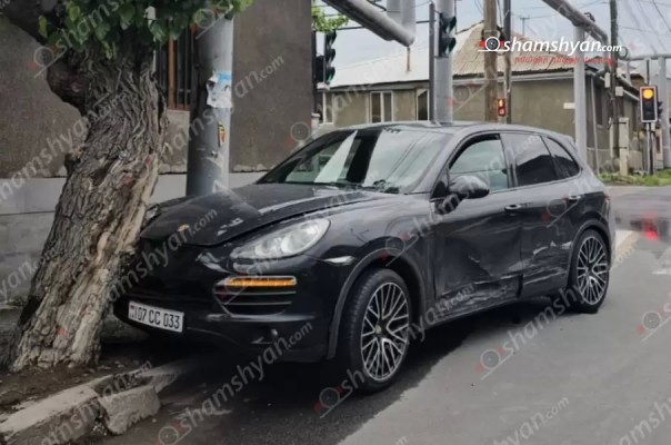 Երևանում բախվել են «Porsche Cayenne»-ը և «Volkswagen Vento»-ն. «Porsche»-ը  բախվել է ծառին. shamshyan.com