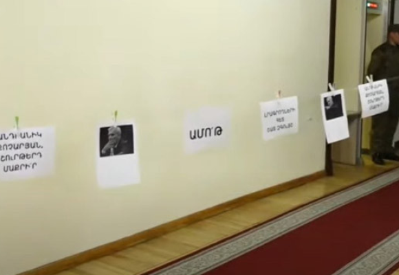 Անդրանիկ Քոչարյան, շուրթերդ մաքրիր․ լրագրողների ակցիան՝ Ազգային ժողովում