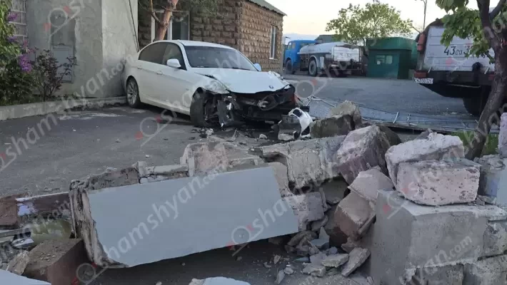Կոտայքի մարզում 24-ամյա վարորդը BMW-ով կոտրել է դարպասն ու պարիսպը և հայտնվել բենզալցակայանի տարածքում. shamshyan.com