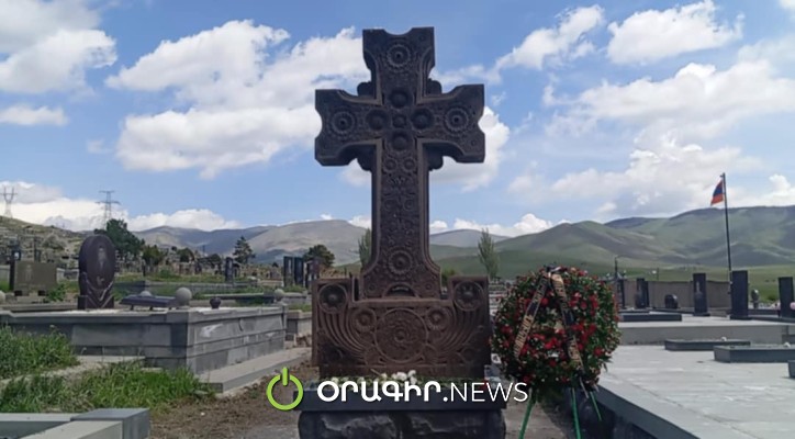 Շիրակի մարզպետի աշխատակազմից ծաղիկներ չեն խոնարհել արցախյան ազատամարտի հերոսներին