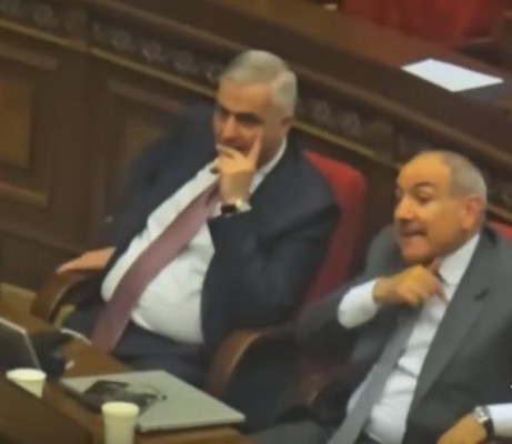 Նիկոլը սպառնում է «ԱԱԾ պադվալով» և պատգամավորին վիզը կտրելու ժեստ ցույց տալիս. Վրթանեսյան