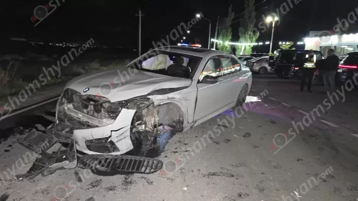 Զովունի-Եղվարդ ճանապարհին բախվել են BMW-ն ու Kia-ն. վերջինն էլ բախվել է կայանված Lexus-ին, Mazda-ին, Toyota-ին, Lada-ին և կողաշրջվել. կա վիրավոր. shamshyan.com