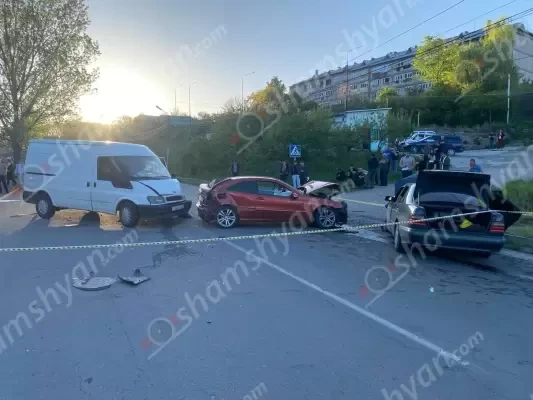 11 վիրավոր կա․ Վանաձորում բախվել են 2 Mercedes-ները և Ford Transit-ը․ shamshyan.com