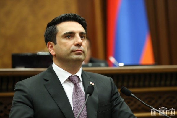 Ո՞ւմ է Ալեն Սիմոնյանը նվիրել 2.2 մլն դրամանոց ոսկյա թզբեհը, որը գնվել է նրա ընկերոջից. Ժողովուրդ
