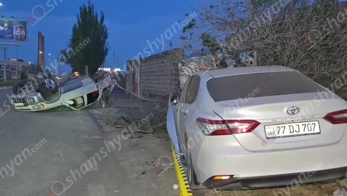 Արմավիրում բախվել են Toyota-ն ու Infinity-ն. վերջինը գլխիվայր շրջվել է, կան վիրավորներ. shamshyan.com