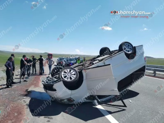 Երևան-Գյումրի ավտոճանապարհին 65-ամյա վարորդը «Toyota Alphard»-ով բախվել է քարերին և գլխիվայր շրջվել․ կան վիրավորներ․ shamshyan.com