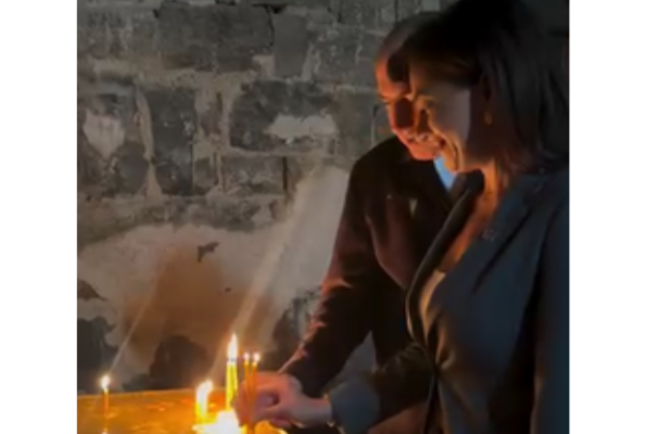 Նիկոլ Փաշինյանն ու Աննա Հակոբյանը եկեղեցում մոմ են վառել