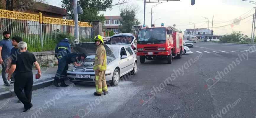 Արտակարգ դեպք՝ Երևանում. պարեկների, վարորդի ու քաղաքացիների շնորհիվ կայանված Volkswagen-ը մոխրակույտի չվերածվեց. shamshyan.com